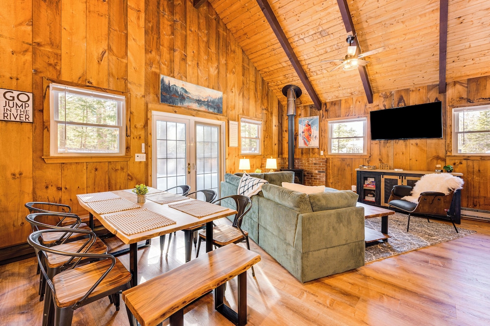 2 Mi to Conway: Cozy Cabin w/ Grill & Yard!