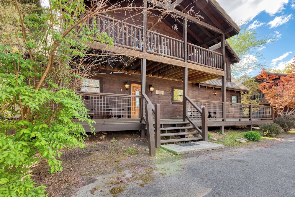 Luxury Cabin Sleeps 19 Game Room, Hot Tub Dollywood Alpine Mountain Lodge