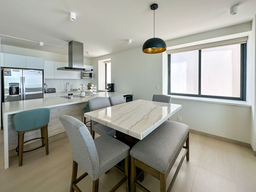 Paradise Found Luxe 2BR Condo in Iconic Location