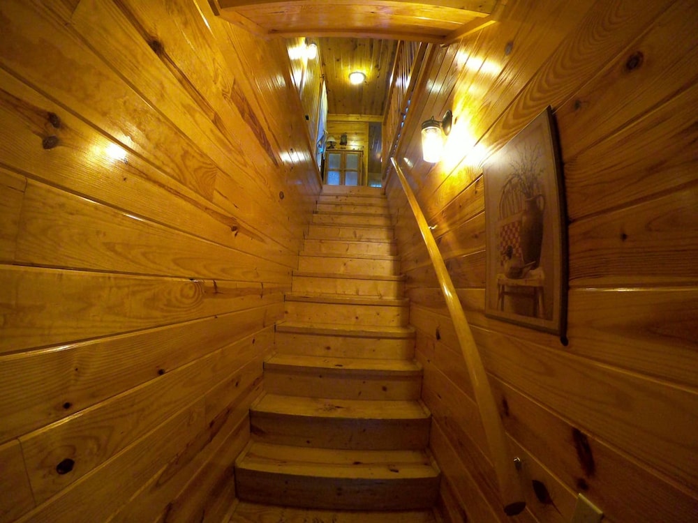 Beautiful Cabin w hot tub Sauna Pool Table