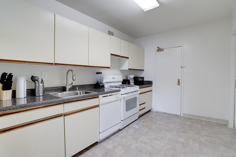 Stylish Comfort Condo in Crystal City
