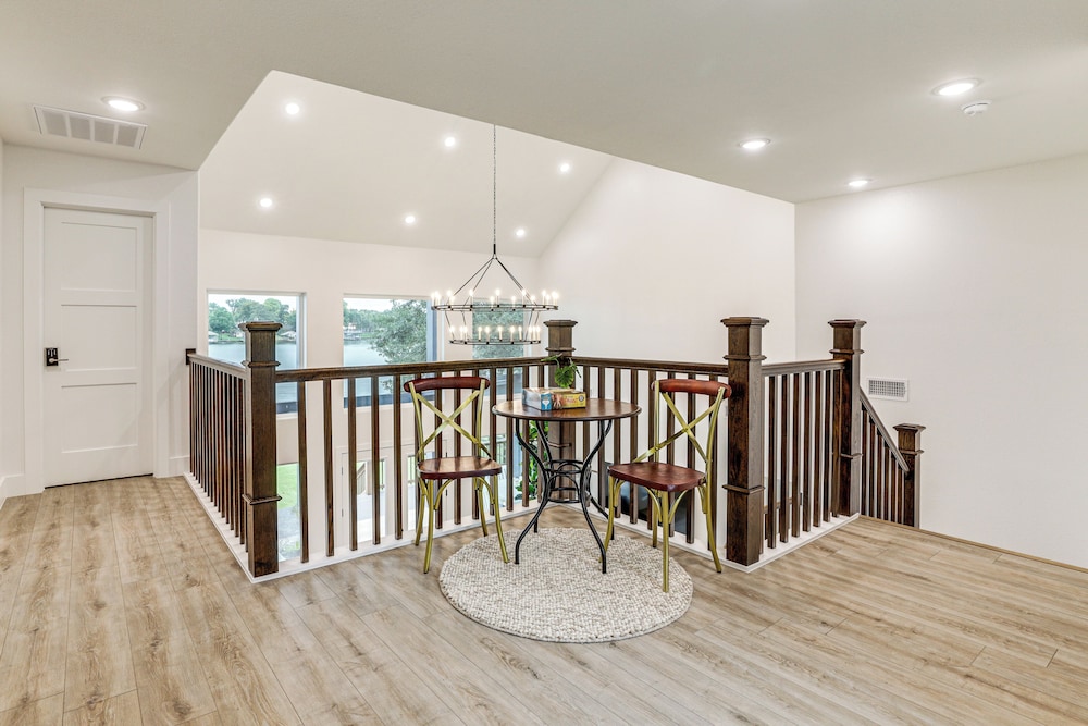Hot Tub, Fire Pit! High-end Cedar Creek Lake Haven