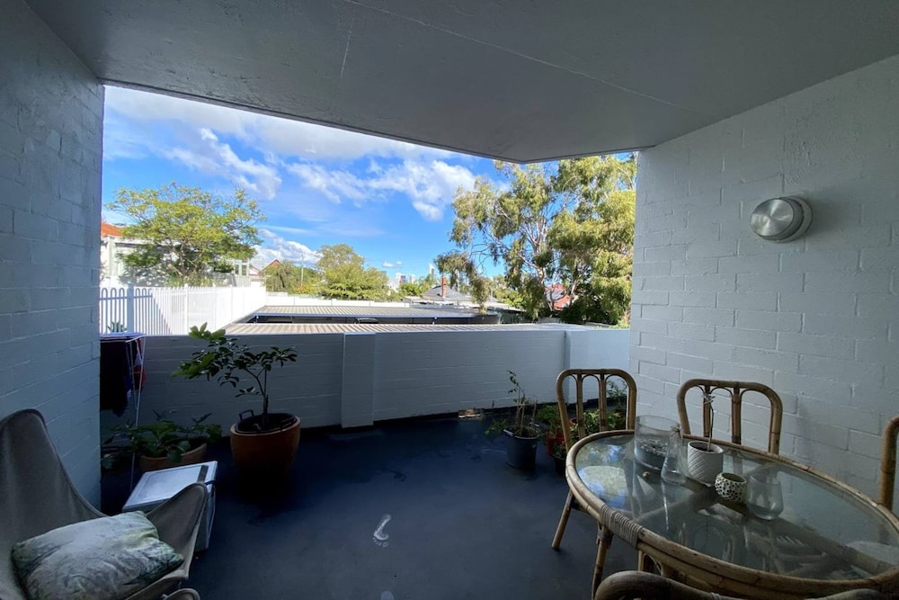 Cosy 1 Bedroom Apartment in Trendy Mount Lawley view 3