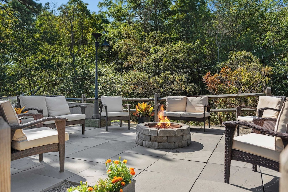 Bigwood Cabin Retreat Hot Tub, Game Room, Firepit Lounge & Private Yard