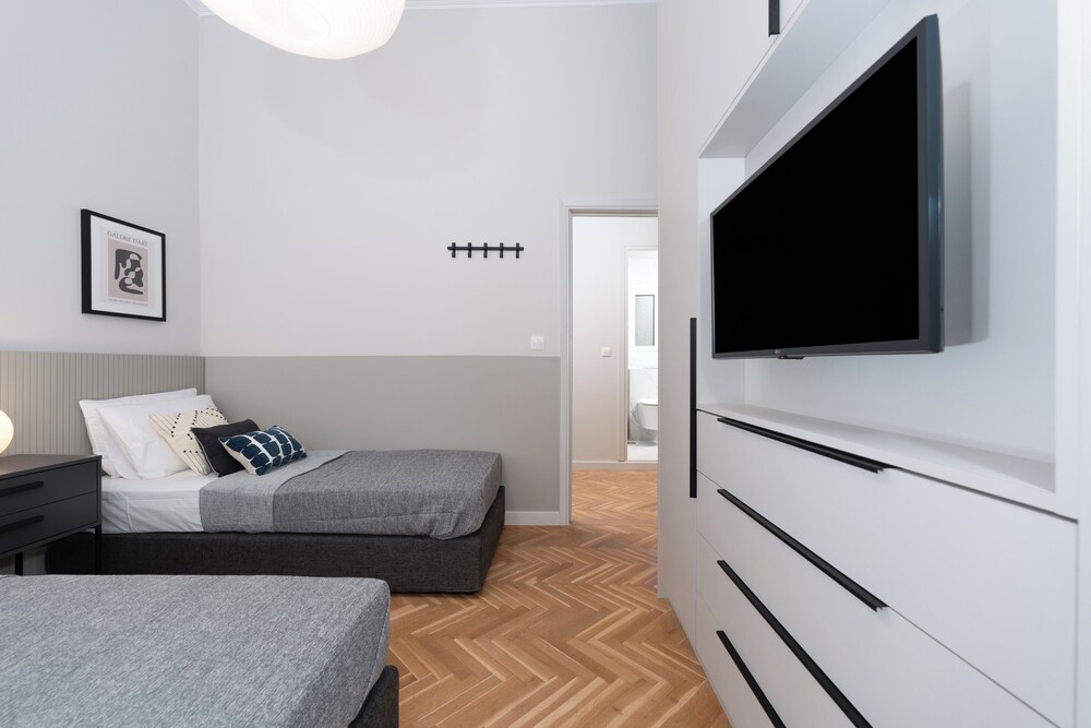 Spacious & Stylish Athens Apartment - Walk To Metro