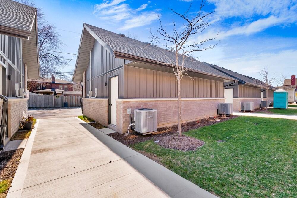 New 16 Ppl Townhouses in Winsdor view 5