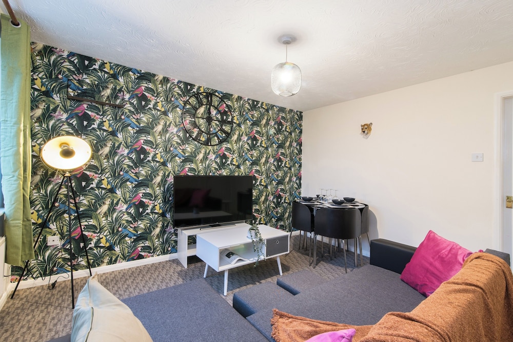Spacious 3-bedroom Apartment w/ Private Garden
