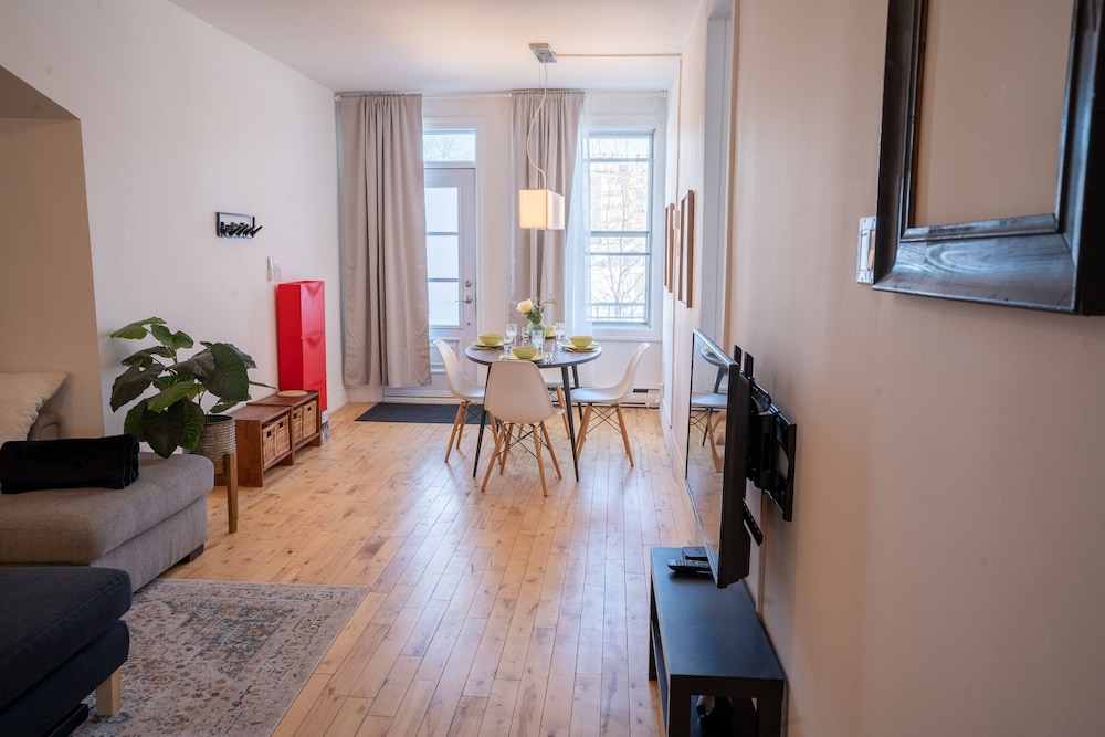 SUPERB 1 Bed Apt. Steps Away From Metro