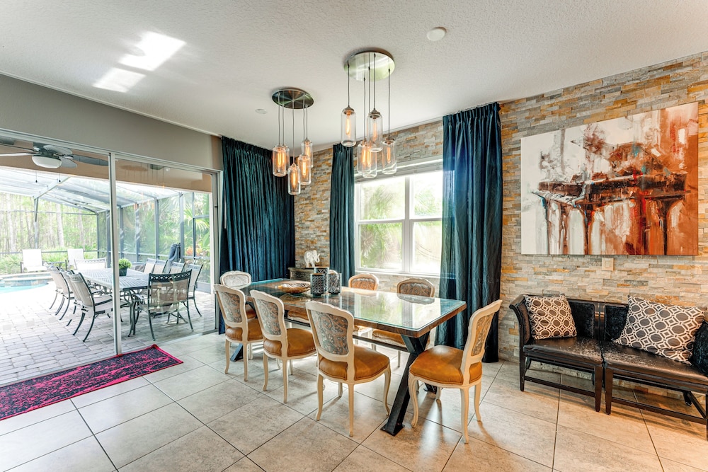 Themed Rooms, Pool & More! Custom Davenport Villa