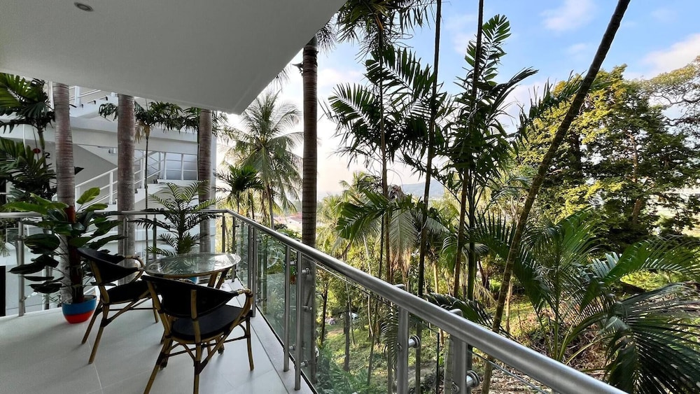 B6 - 1 Bdr Modern Condo With Balcony and Pool, Karon