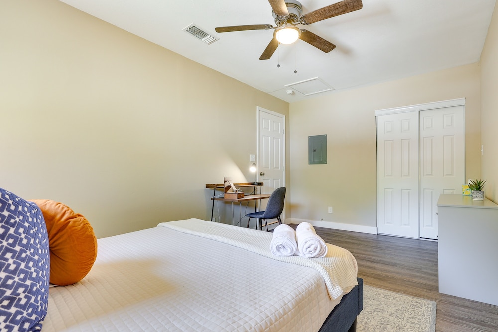 9 Mi to Downtown: Home w/ Deck in San Antonio view 3