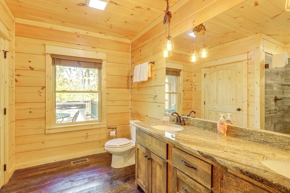 Ellijay Mountain Cabin w/ Hot Tub & Spacious Deck