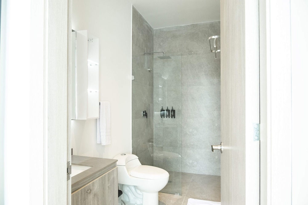 w Trendy 2BR in the Heart of Bocagrande
