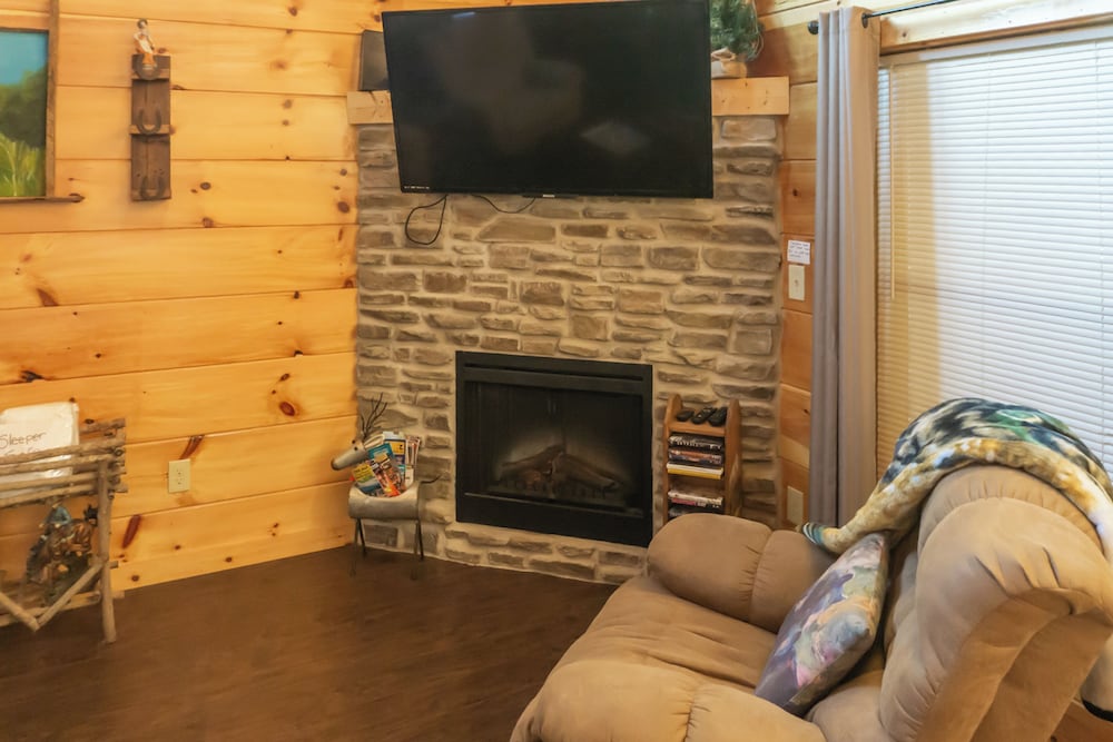 2 BR Pigeon Forge Home w/ Porch & Hot Tub