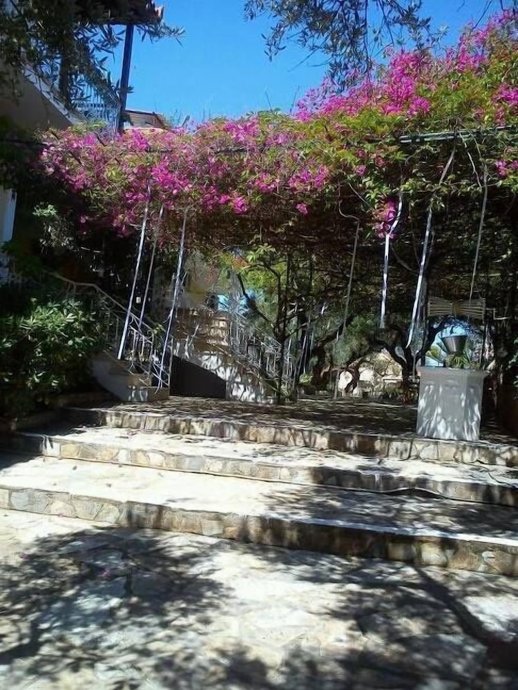 Sofos Apartments