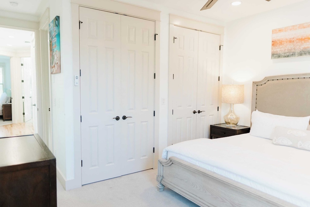 5 Mins to Beach, Shared Pool, Covered Deck, Bikes Heron Cottage by Avantstay