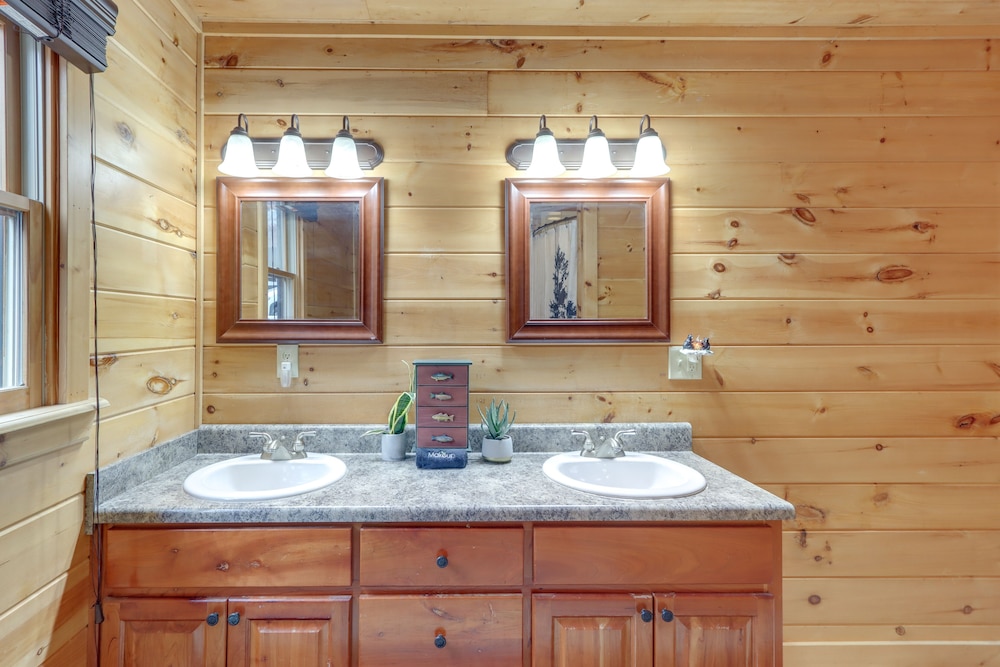 Blue Ridge Cabin w/ Hot Tub, 5 Mi to Downtown!