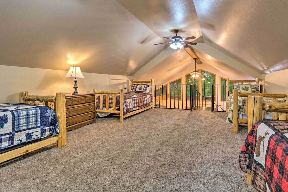 Scranton Vacations - Lakefront Hideaway in Scranton: Spacious Deck - Property Image 3