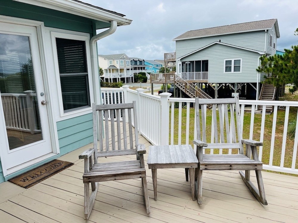 Fore Shore West- 4 Bedroom Home by RedAwning