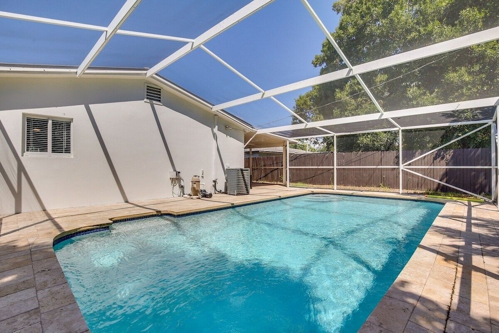 Oakland Park Oasis Heated Pool & Private Patio