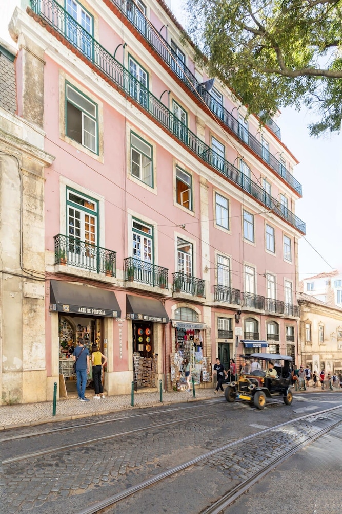 Artistic Alfama 4BR Cathedral Views Tram 28