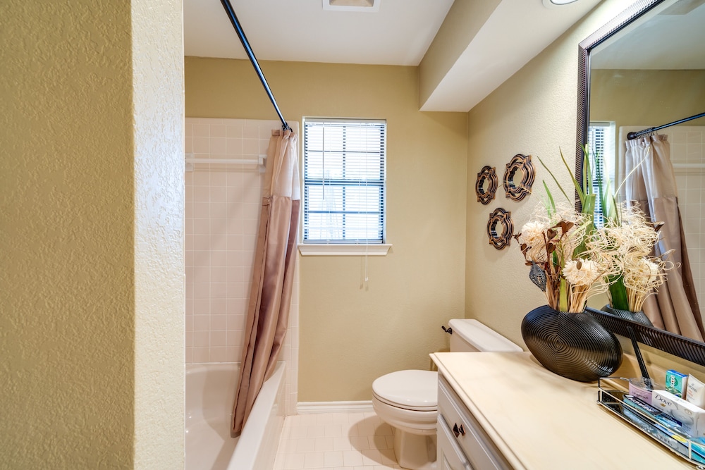 Spacious Garland Home w/ Pool, 17 Mi to Dallas view 4