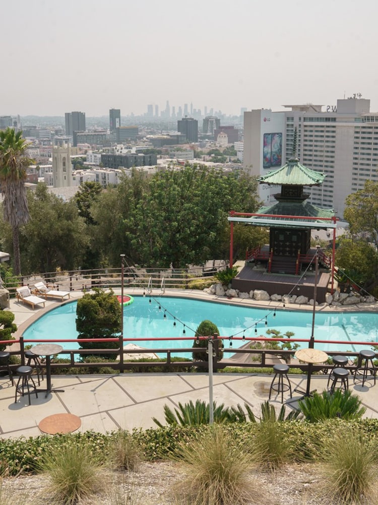 Hollywood Hills Hotel
