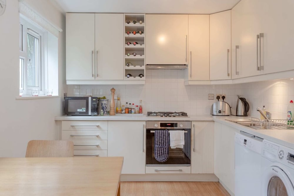 Well Located 2 Bedroom 1 Bath in Elephant & Castle