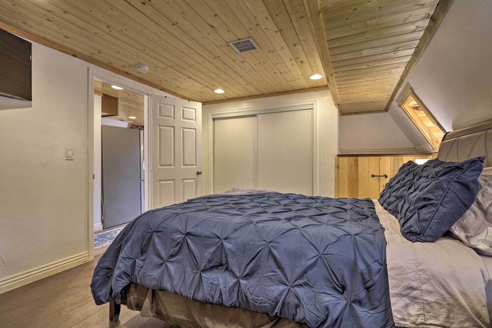 Cozy Duck Creek Cabin ~ 12 Mi to Nat'l Forest view 5