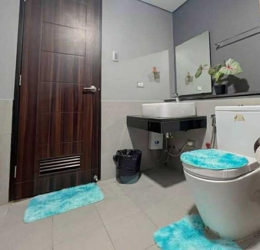 Cozy Pasay Condo with Pool Access