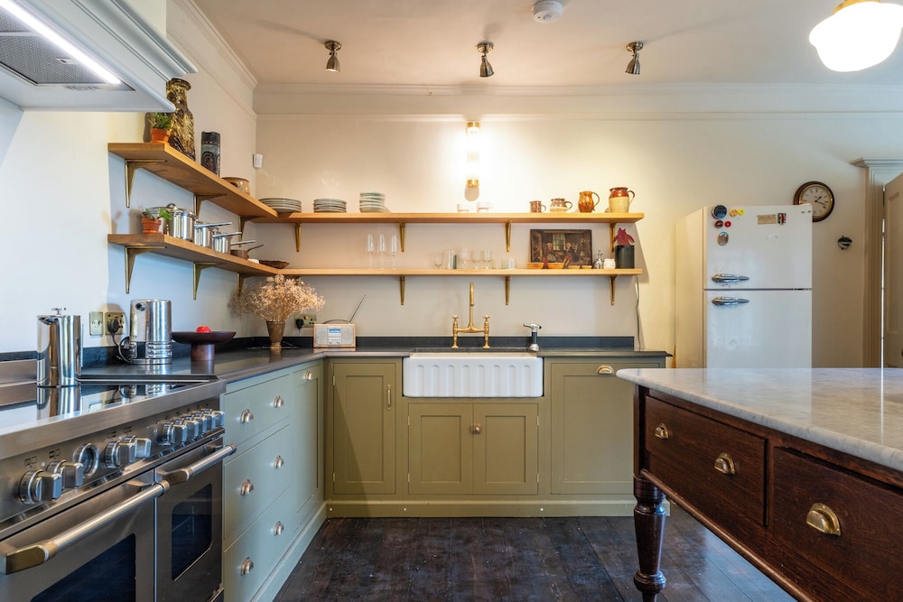 Stunning 8-Bedroom Home in Painswick