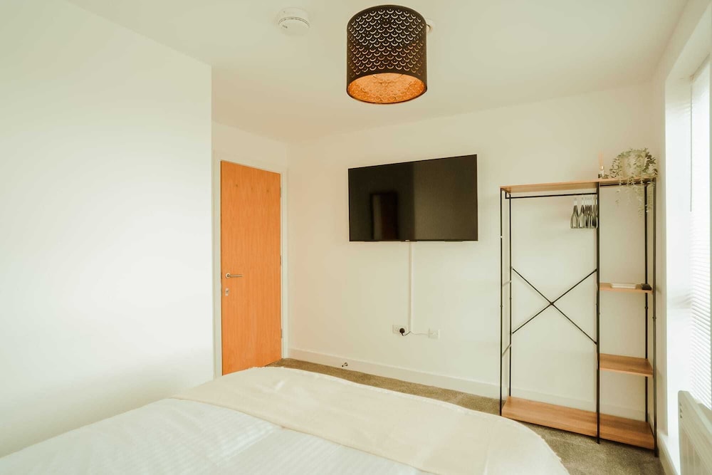 Chic 2 Bedroom Apartment Salford Quays, the Lowry view 4
