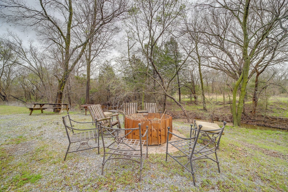 Outdoorsy Getaway Near Atoka: Hunt, Fish & Relax!
