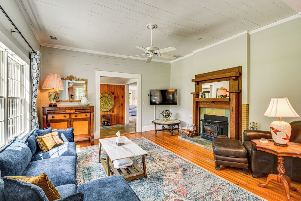 30 Acres & Pond: North Georgia Mtn Farmhouse