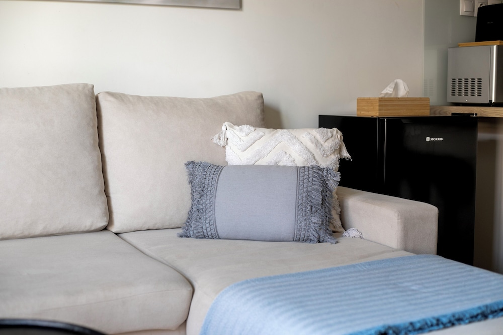 Attica - Captivating 2-Bedroom Apt & Balcony in Athens