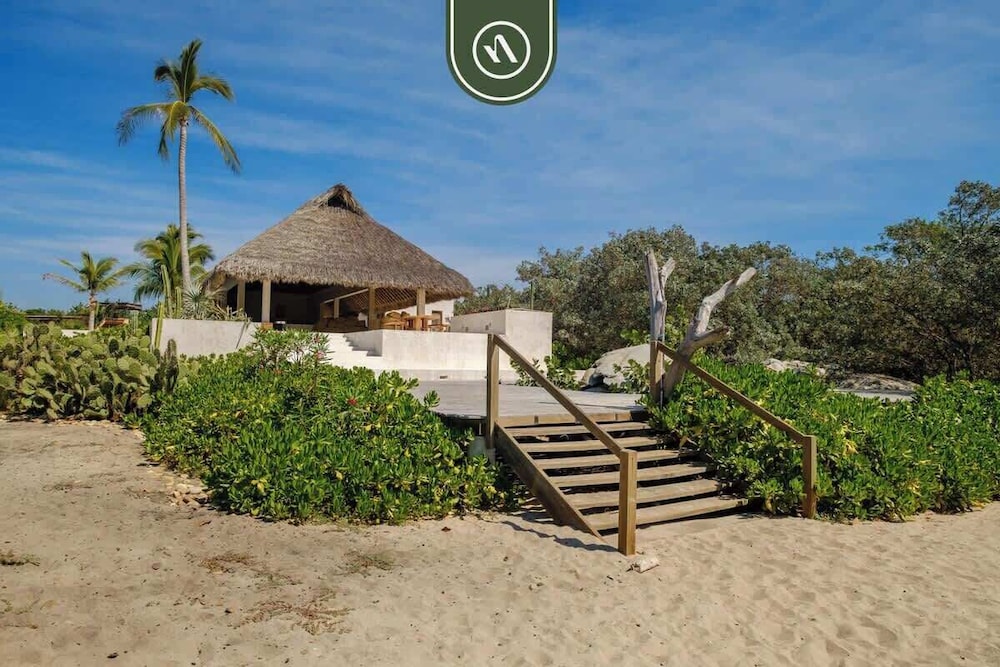 Stunning Two-bedroom Ocean View House - Mazul
