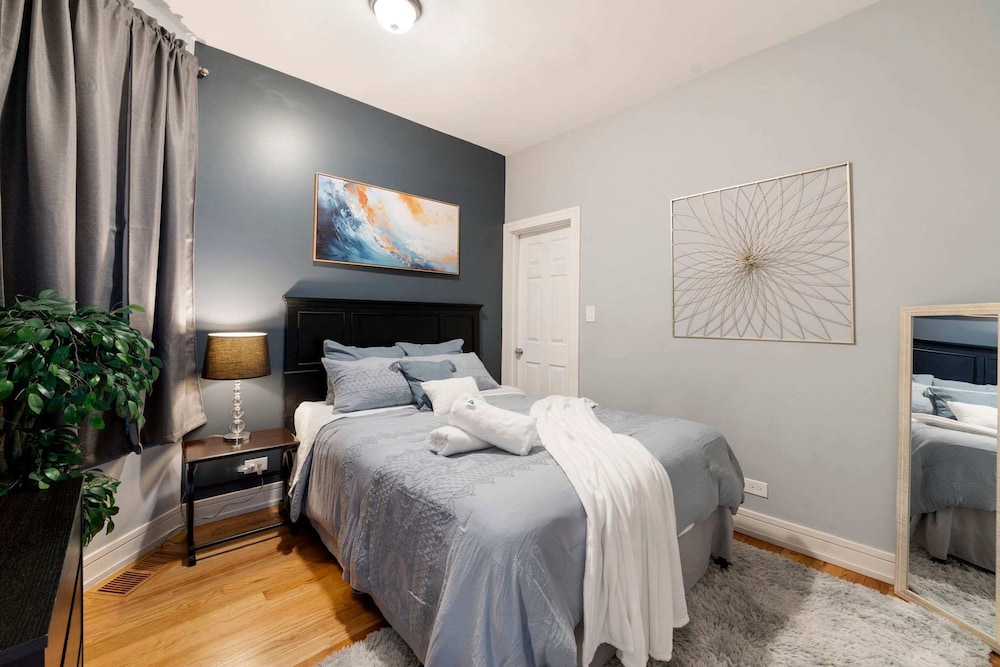 Cozy 2 Bed Home by West Loop With Parking Laundry