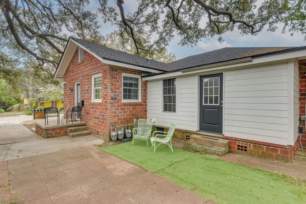 3 Blocks to Pensacola Bay: Charming Apartment!