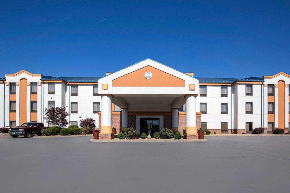 St Louis Vacations - Quality Inn Suites Arnold - St Louis - Property Image 38
