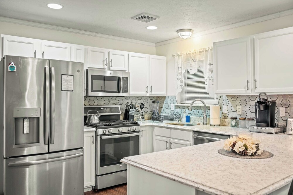 Birch Hollow by Avantstay Cozy Poconos Home w/ Fireplace, Soaking Tub & Kids Play Area