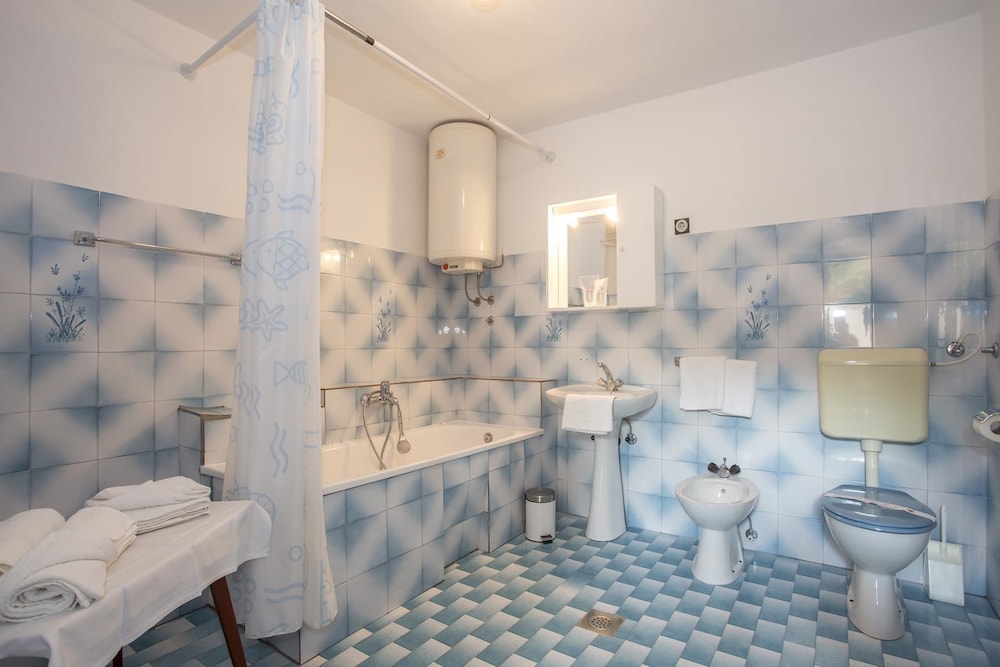 Apartment 34 photo 3