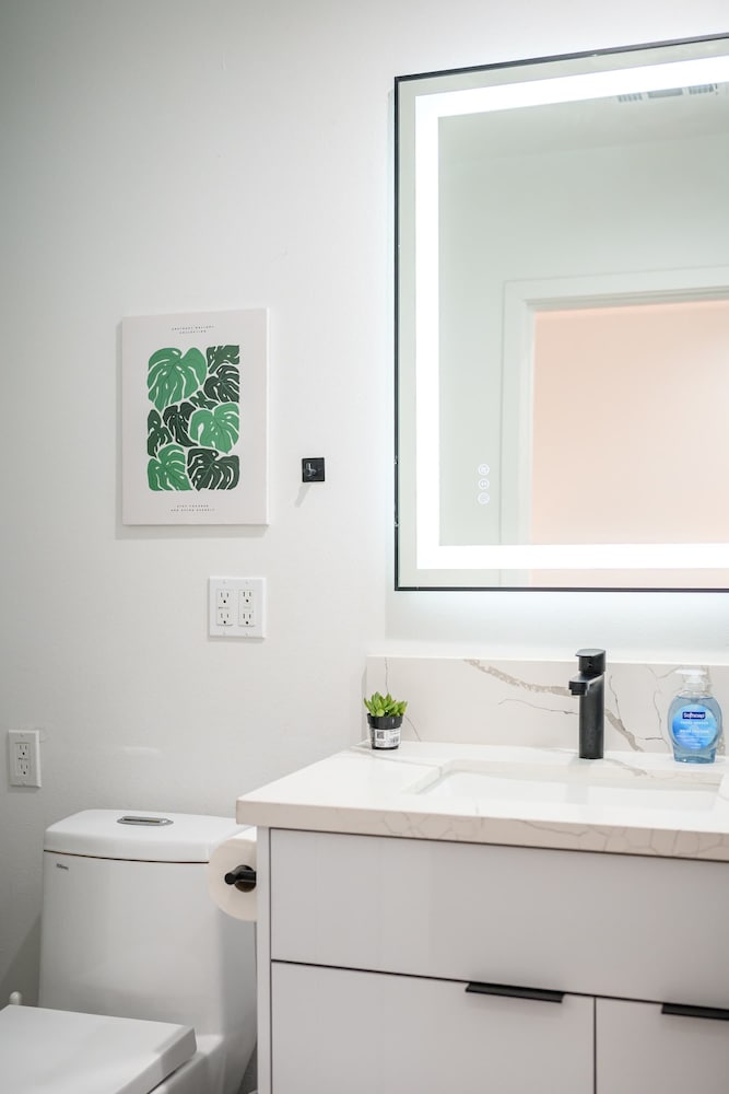 Not Affected by the Fire/modern 5BR Home With Full Amenities & Parking #2