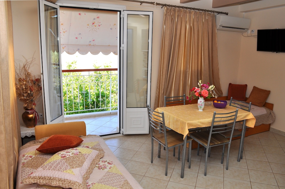 Tzivras Villa & Apartments