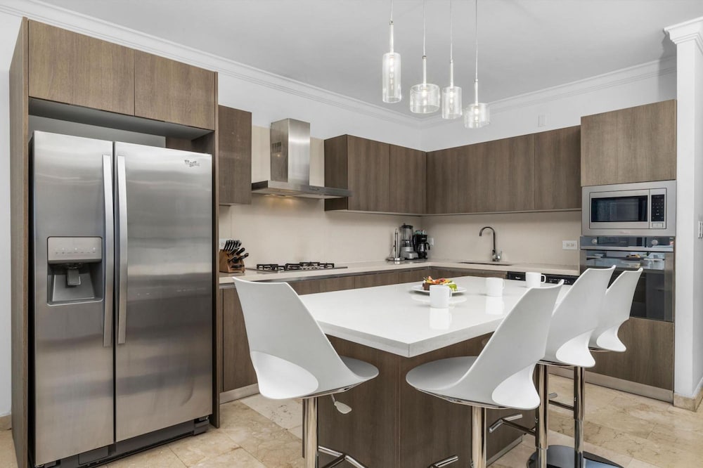 2BR 2BA Condo GYM Pool BBQ