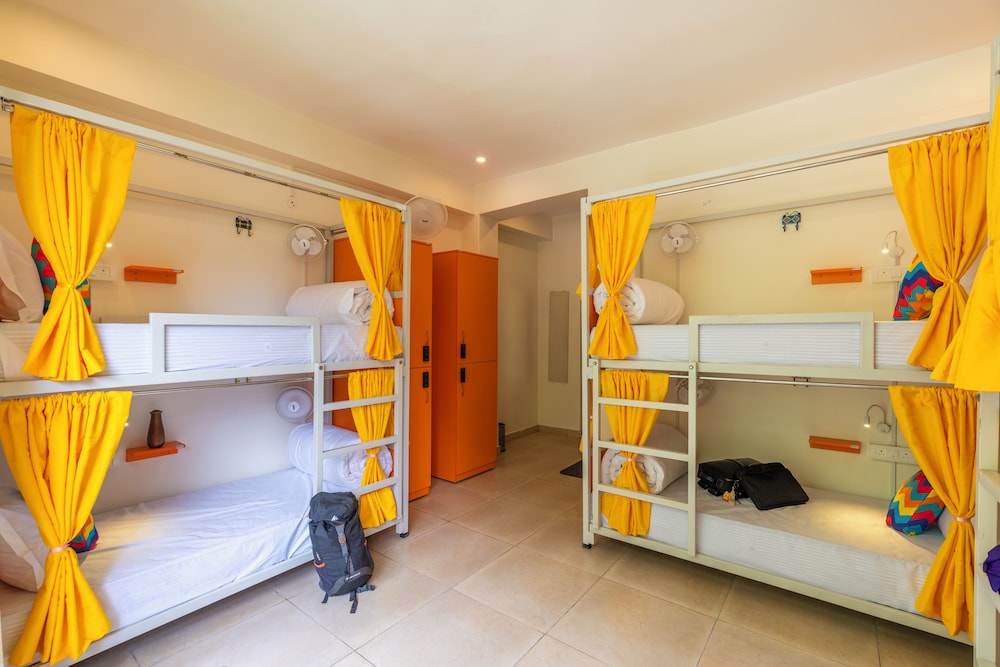 goSTOPS PLUS Kasol Manikaran Road, Bar and Hostel