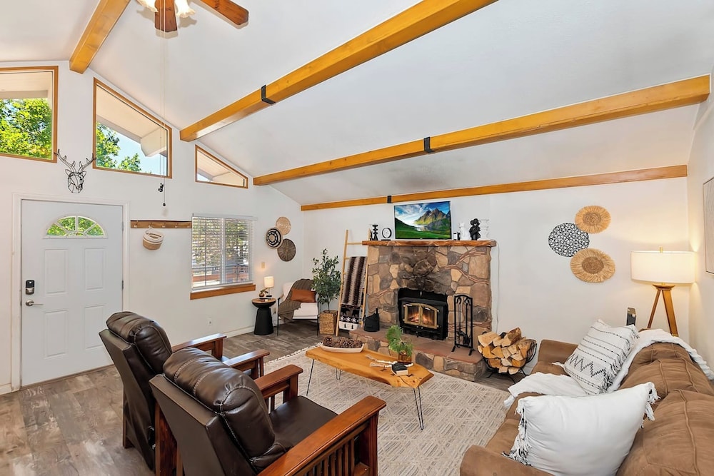 Bear Cub Cottage with HotTub & Firepit