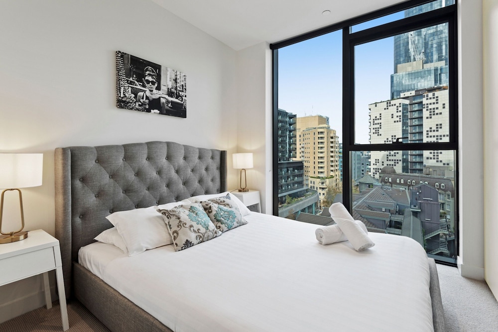 Bright Apartment With City Views in Trendy Locale
