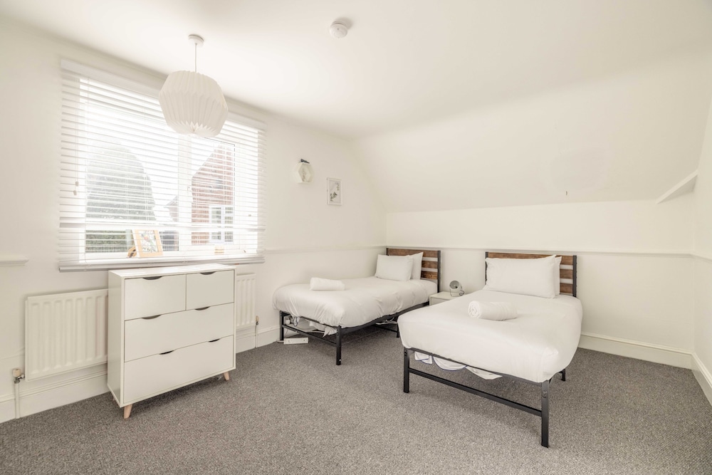 Spacious 6 Bedroom House in Maidenhead/ Windsor
