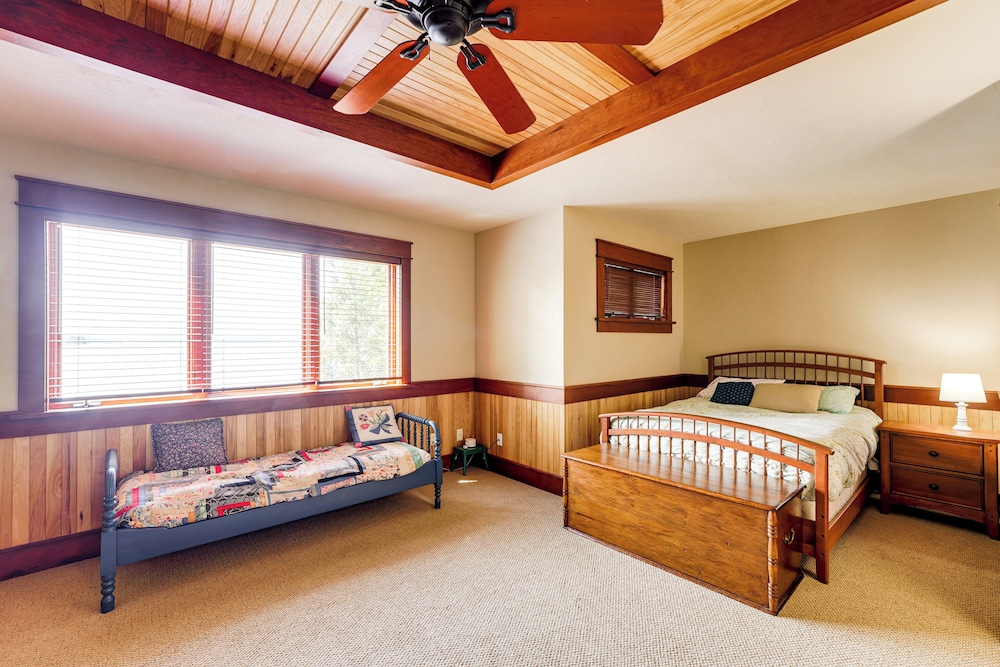 Hamlin Lake Retreat: Spacious Stay for Groups!