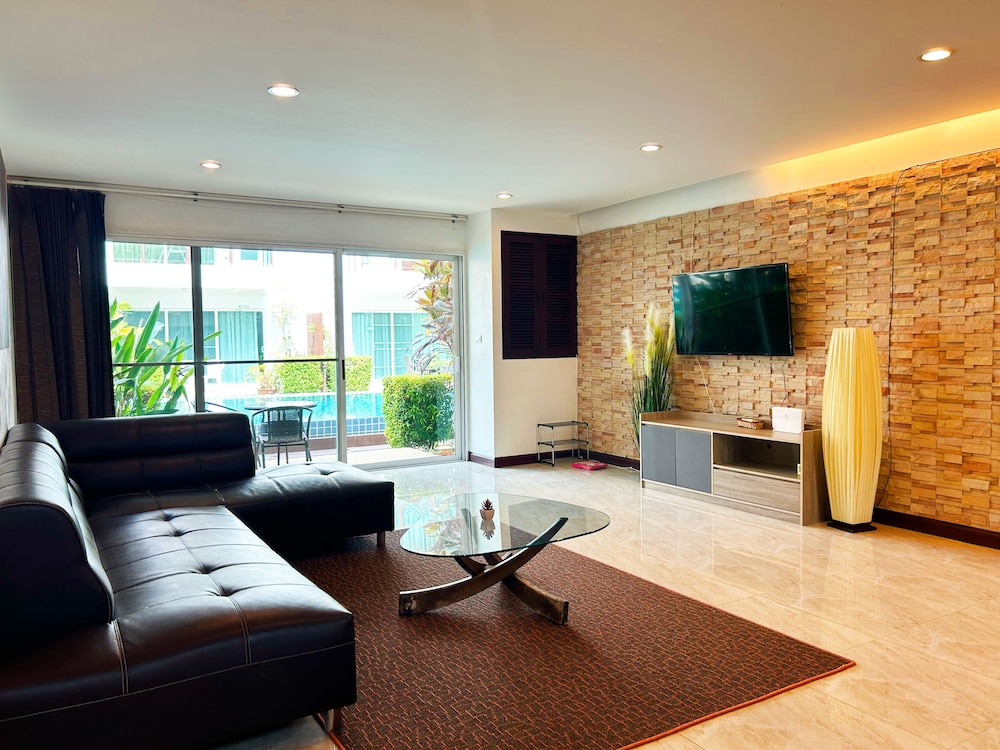 3BR Villa Rooftop Pool Gym Near BeachV28